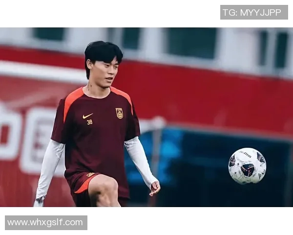 足球明星的光辉瞬间与无畏精神的生动描绘